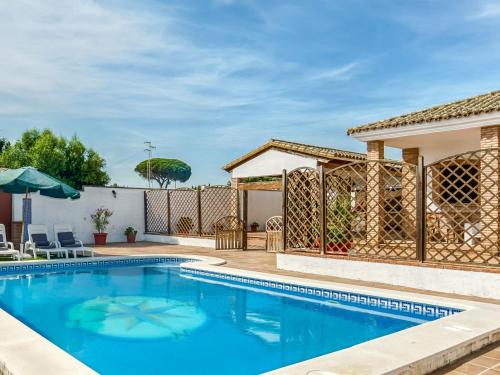 巴尔巴特Belvilla by OYO Casa Qlint Enrique的一个带凉亭和房子的游泳池