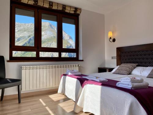 奥塞哈德萨汉夫雷Hotel La Cuna del Sella的山景卧室 - 带1张床