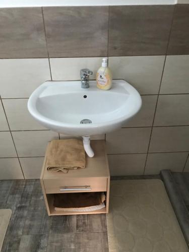 KisújszállásNyugalom Pihenő的浴室内的盥洗盆,下方设有箱子