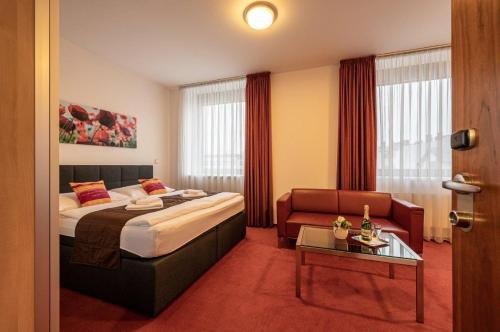 俄斯特拉发红宝石蓝光酒店的酒店客房配有一张床铺和一张桌子。