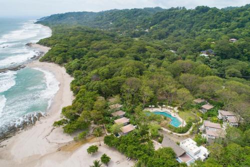 圣塔特蕾莎海滩Hotel Nantipa - A Tico Beach Experience的享有海滩空中美景和度假胜地