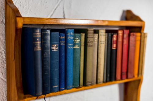 马克里亚罗斯Natura cottages的书架上的一排书