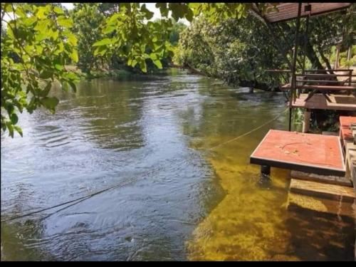 班康卡臣碧差汶府河小屋旅馆的一条河,河中间有桌子