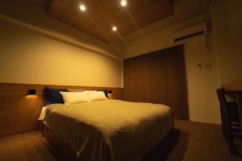 福冈HIT Tenjin的一间卧室,卧室内配有一张大床