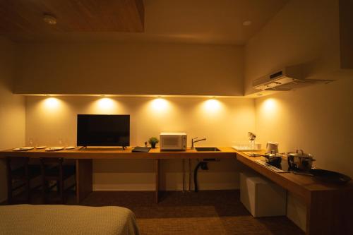福冈HIT Tenjin的一间配备有一张书桌的房间,电脑在里面