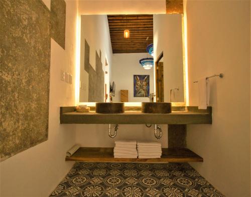 莫雷利亚NaNa Vida Hotel Morelia的一间带水槽和镜子的浴室