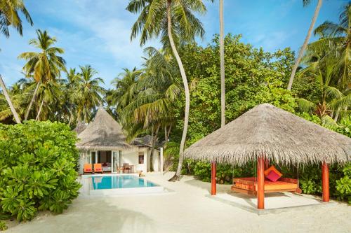 妮兰朵南环礁Sun Siyam Vilu Reef with Free Transfer的一座带游泳池和度假村的别墅