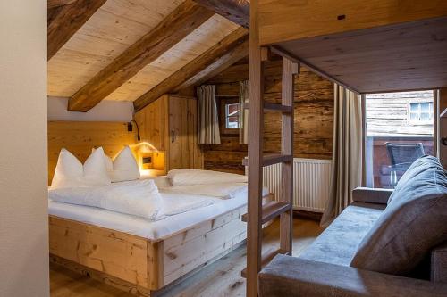 玛丽亚阿尔姆Christernhof的木制客房内的一间卧室配有一张大床