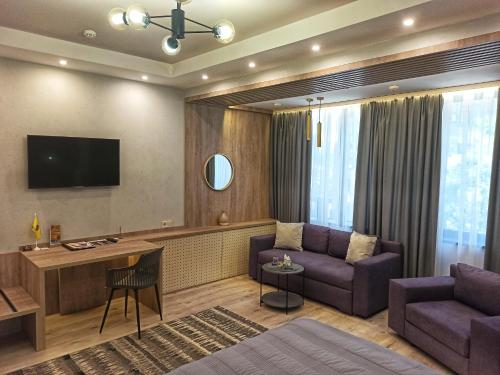 哈尔科夫维瓦酒店的带沙发和电视的客厅