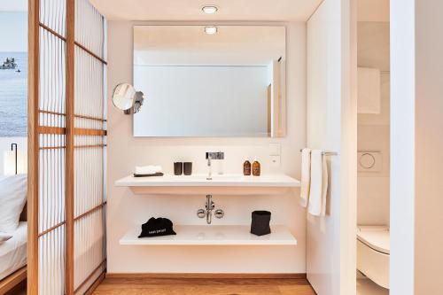巴塞尔ART HOUSE Basel - Member of Design Hotels的一间带水槽和镜子的浴室