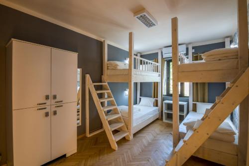 克尔贾利Hostel Kyosheto的带两张双层床和楼梯的客房