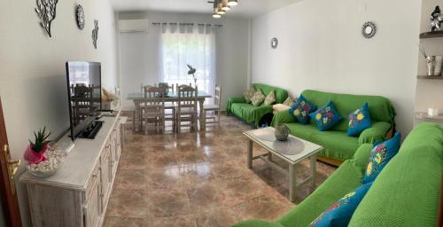 圭哈尔谢拉Casa Vista Nevada的客厅配有绿色沙发和桌子