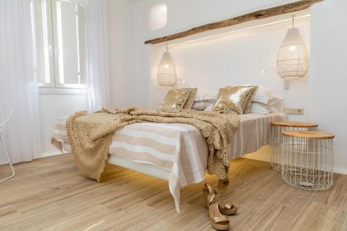 MaragkasVilla Gold & White的白色卧室配有一张带毯子的床