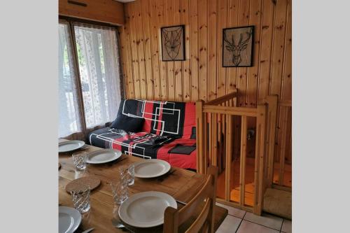 莫里永Charmant appartement 6-8 personnes au cœur du village à proximité lac et pistes de ski的一间带桌子和床的用餐室