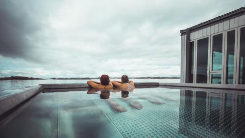 菲斯克拜克希尔加尔马斯斯特兰德酒店与会议中心的两个女人坐在游泳池边