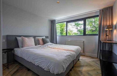 德科克斯多普Casa357的一间卧室设有一张大床和大窗户
