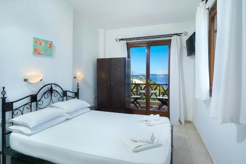 阿莫利亚尼岛Pansion Limanaki的一间卧室设有一张床,享有海景