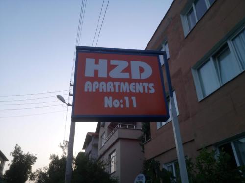 费特希耶HZD Apartments Hostel的建筑物前的分叉装置标志