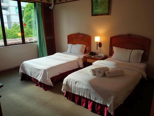 哥打京那巴鲁得利通酒店的酒店客房设有两张床和窗户。