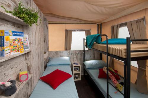 卡奥莱Camping Laguna Village的卧室配有2张双层床(位于rv)