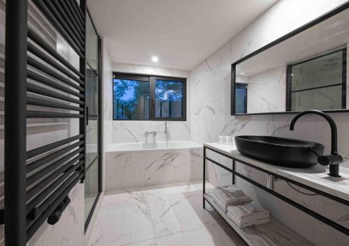 德科克斯多普Casa357的浴室配有黑色水槽和浴缸。