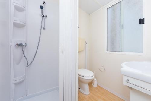 普拉Camping Adria Mobile Homes in Brioni Sunny Camping的白色的浴室设有卫生间和淋浴。
