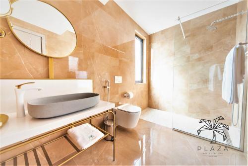 乌尔齐尼Plaza Hotel&SPA的一间带水槽、卫生间和镜子的浴室