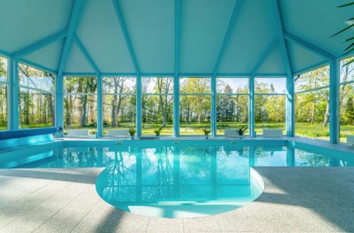 ZiemupeZiemupes Muiža & SPA的凉亭内的游泳池,设有蓝色的天花板