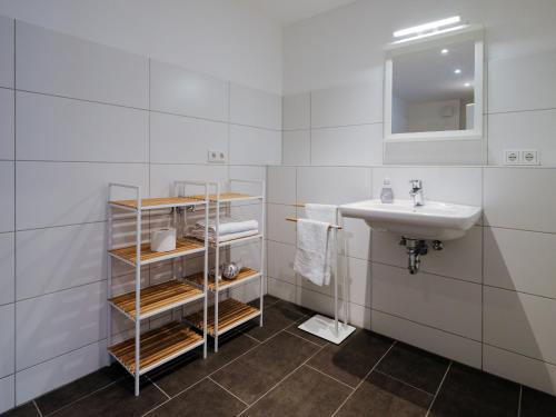诺伊鲁平Travel Art Boardinghouse的白色的浴室设有水槽和镜子