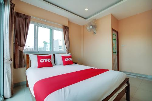 OYO 1027 Patumnak Beach Guesthouse客房内的一张或多张床位