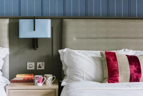 特灵盆德雷庄园酒店的一间卧室配有一张带红色和白色枕头的床