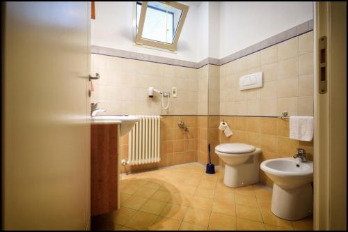 马里纳－迪拉文纳Residence Rivaverde的一间带卫生间和水槽的浴室