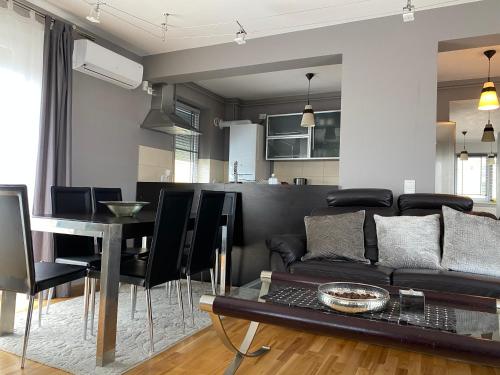 布拉索夫布拉索夫休闲顶层公寓的客厅配有沙发和桌子