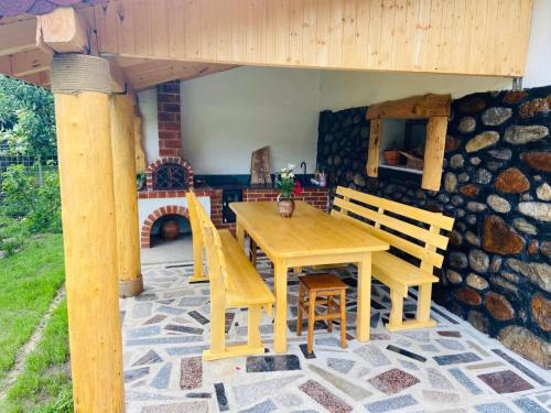 诺瓦齐- 斯特拉尼Casa de vacanță Moțata的天井上的木桌和椅子