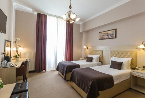 贝尔格莱德尔格莱德市酒店的酒店客房配有两张床和一张书桌