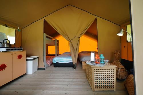 BockholtzSafaritent op Camping Berkel的帐篷内的一个床位房间