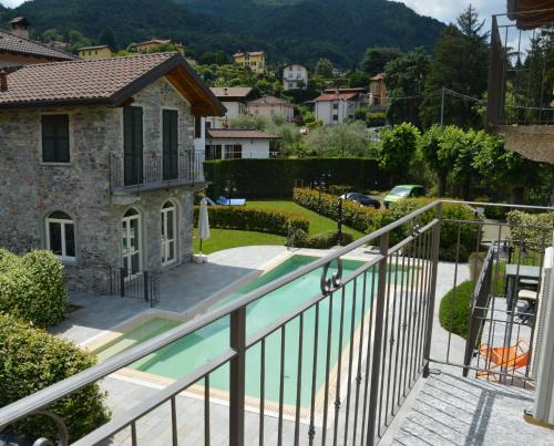 贝拉吉奥Bellagio Love apartment Pool Near lake Free parking的从带游泳池的房屋阳台欣赏风景