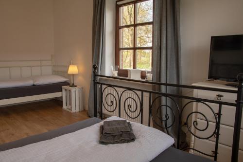 HechthausenFerienhaus Ostebogen的一间卧室设有一张床和一个窗口
