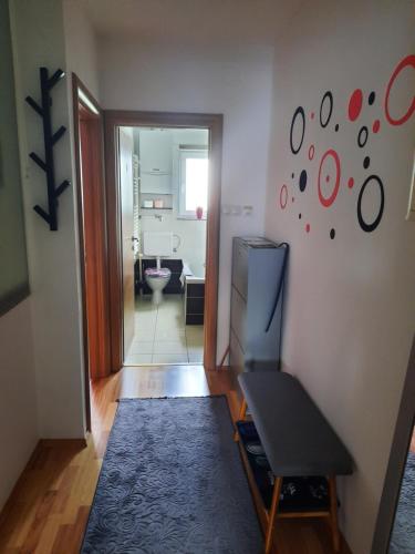 萨格勒布Apartman Trio Maksimir的带电视的客厅和带浴室的客房。