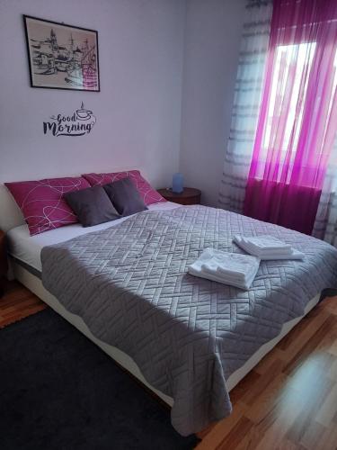 萨格勒布Apartman Trio Maksimir的一间卧室配有一张大床和两条毛巾
