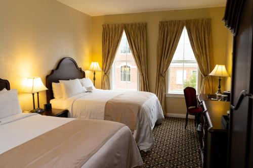 弗农山The Mount Vernon Grand Hotel的酒店客房设有两张床和窗户。