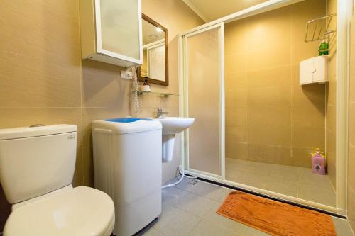 宜兰市Yilan Night Market Whole House的浴室配有卫生间、盥洗盆和淋浴。