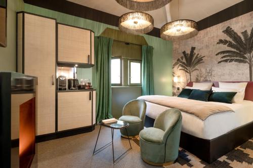 里昂MiHotel Tour Rose的卧室配有一张床和一张桌子及椅子