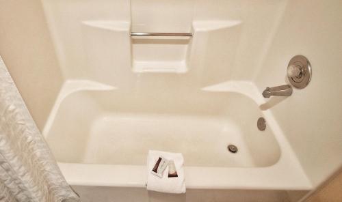 圣乔治Claridge Inn - St. George的一间带毛巾和浴缸的浴室