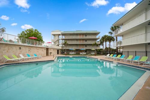 基西米Park Royal Orlando的一座带椅子的游泳池以及一座建筑