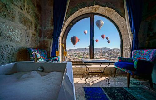 格雷梅Arinna Cappadocia的室内的浴缸,空中的热气球