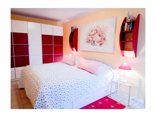 奥特尔恩多夫Göteborg的卧室配有白色床和粉红色枕头