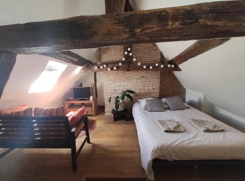 贝尔热拉克Habitation Saint-Clar Vieille Ville的一间卧室,卧室内配有一张床和一把椅子