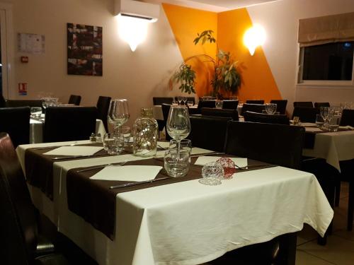 Hotel Restaurant L'Espassole餐厅或其他用餐的地方