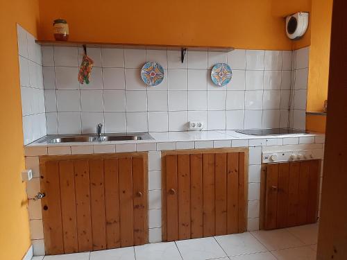 BostronizoCasa Los Maestros的一个带木制橱柜和水槽的厨房